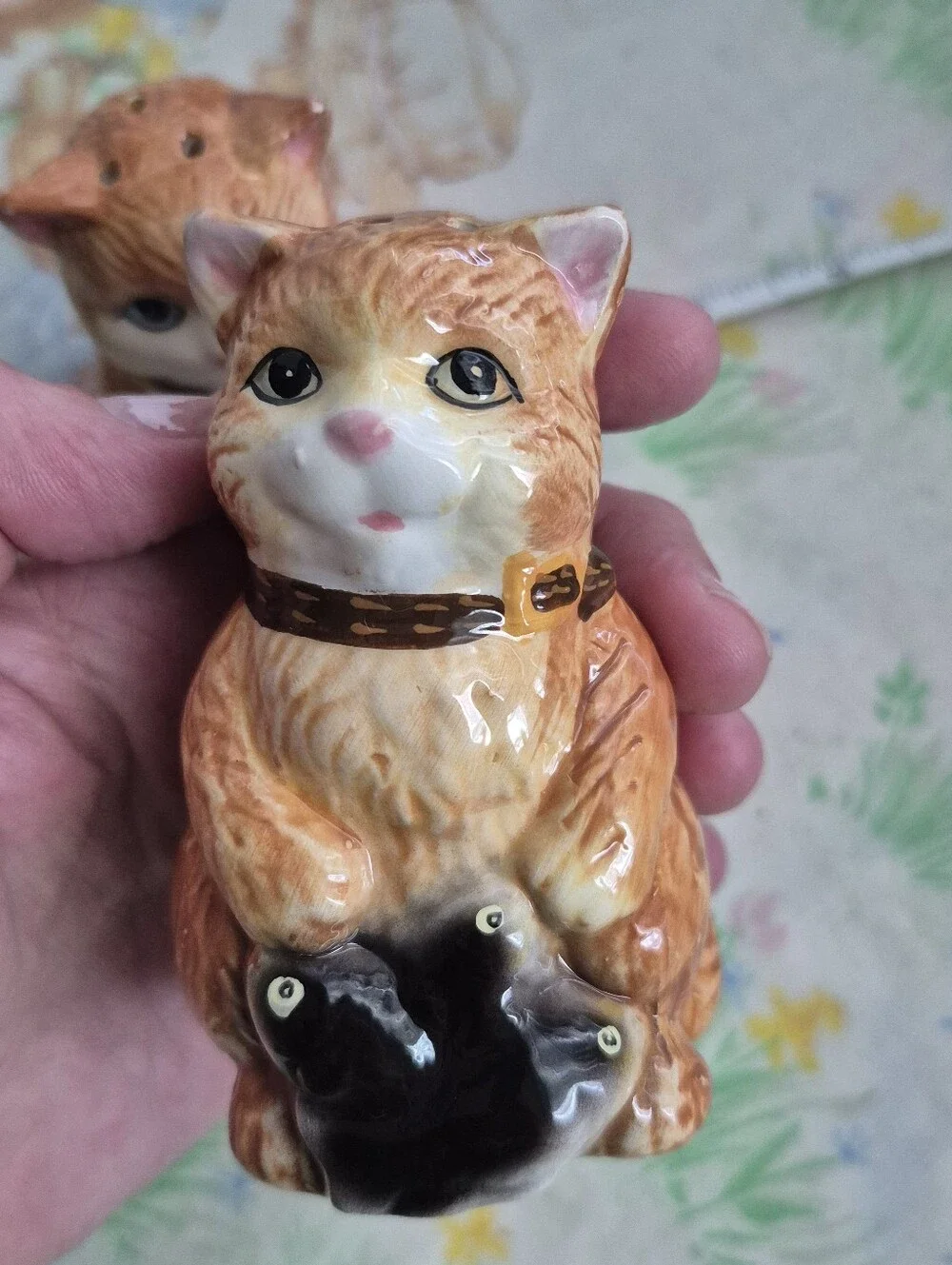 🌙​VTG GKRO Orange Ginger Cat holding Fish Ceramic Salt & Pepper Shaker Set